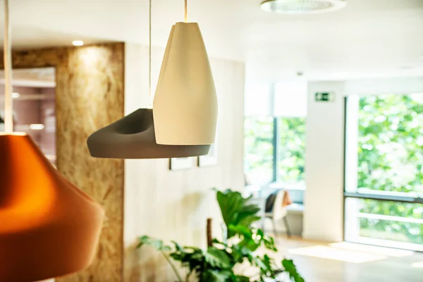 Designlampor Hängande Från Taket Ett Kontor Med Stora Fönster — Stockfoto