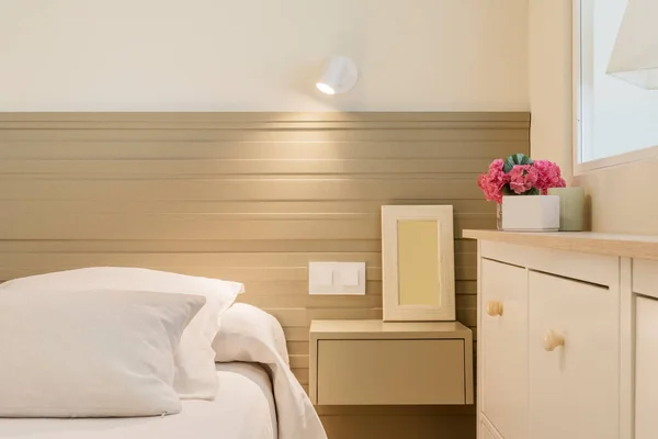 Esquina Dormitorio Con Una Cama Doble Con Almohadas Blancas Decoración —  Fotos de Stock