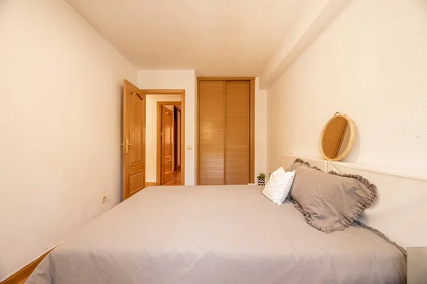Yatak Odası Çift Kişilik Ahşap Zeminli Venedik Sürgülü Kapıları Olan — Stok fotoğraf