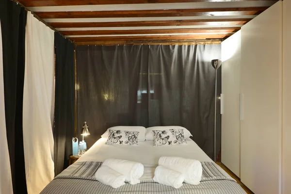 Dormitorio Con Cama Doble Techos Con Vigas Madera Vista Cojines —  Fotos de Stock