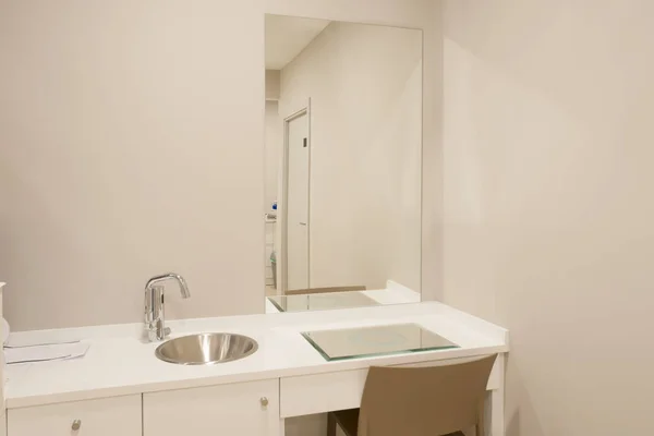 Tavolo Trucco Con Lavabo Specchio Frameless Sulla Parete — Foto Stock