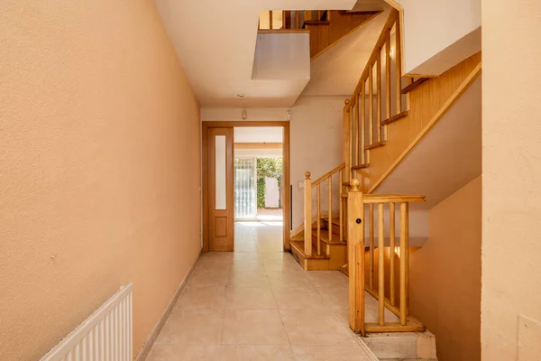 Distributor of a single-family house with a wooden staircase with a balustrade of the same material that gives access to the different floors