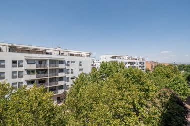 Bahçeli konutların, yapraklı ağaçların ve ortak alanların kentleşme cephesi