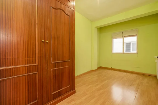 Leerer Raum Mit Einbauschrank Mit Mahagoni Holztüren Holzböden Und Pistazienfarbenen — Stockfoto