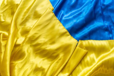 Ukrayna bayrağı renginde parlak saten kumaşlar.