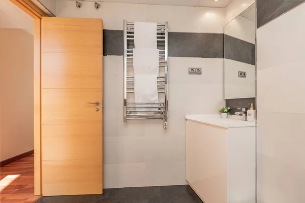 Beyaz Mobilyalı Banyo Duvarında Çerçevesiz Ayna Krom Metal Havlu Radyatörü — Stok fotoğraf