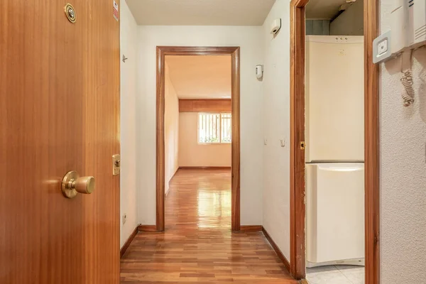 Entrada Una Casa Con Puertas Color Caoba Acceso Diferentes Habitaciones — Foto de Stock