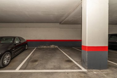 Kentsel bir apartmanda garaj alanı
