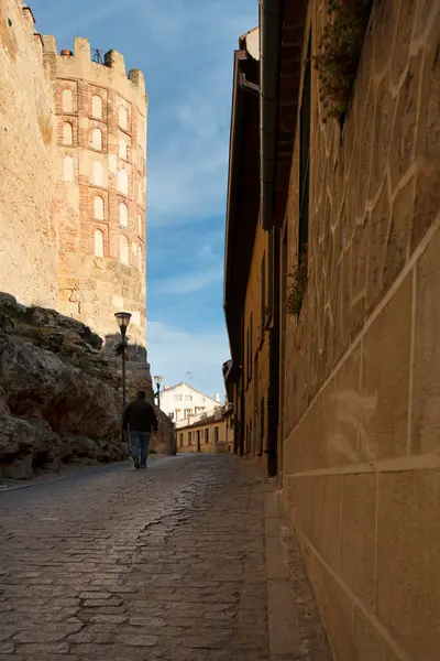 Egy Férfi Sétál Segovia Utcáin Középkori Épületekkel Toronnyal Toronyban — Stock Fotó