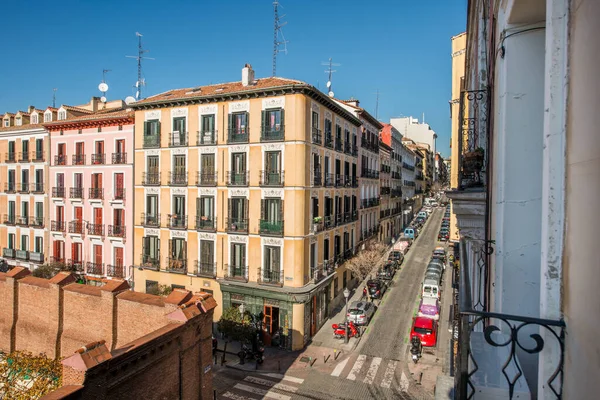 Fachadas Edificios Residenciales Antiguos Una Encrucijada Con Caminos Empedrados Balcones — Foto de Stock