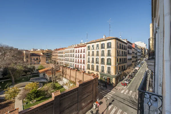 Fachadas Edificios Residenciales Antiguos Una Encrucijada Con Caminos Empedrados Balcones — Foto de Stock