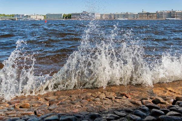 Taştan seti döven dalgalardan su fışkırıyor. Yüksek kalite fotoğraf