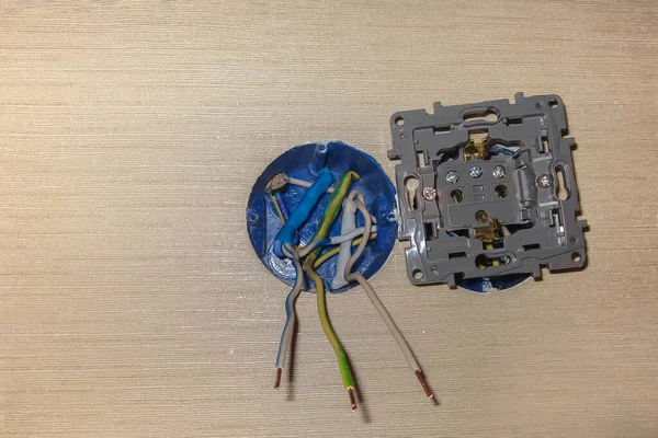 Elektrik prizi kurmak için mavi bağlanma bloğu.