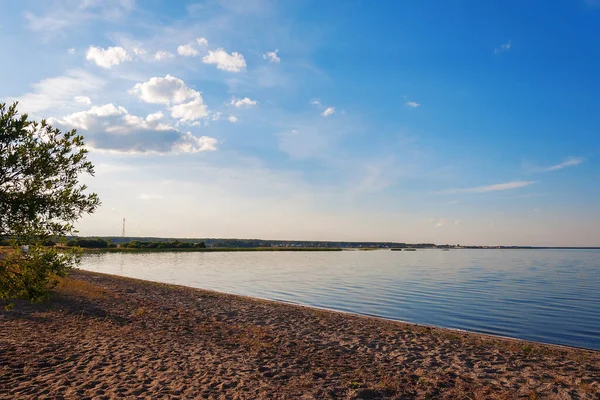 Kumlu göl kıyısı Mavi gökyüzüne karşı