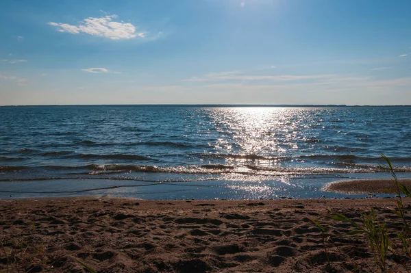 Göldeki güneş ışığının yansıması. Kumsal. Yaz
