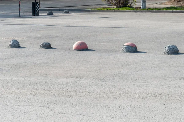 Asfaltta eskimiş beton parkeden yarımküreler