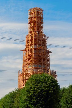 Kilisenin restorasyonu, onarımı, restorasyonu, tapınağı. Bulutlu mavi bir gökyüzünün arka planında iskele