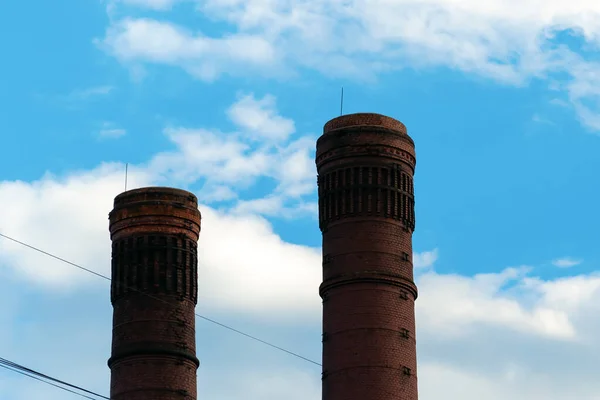Zwei Alte Braune Schornsteine Ohne Rauch Vor Blauem Himmel Mit — Stockfoto