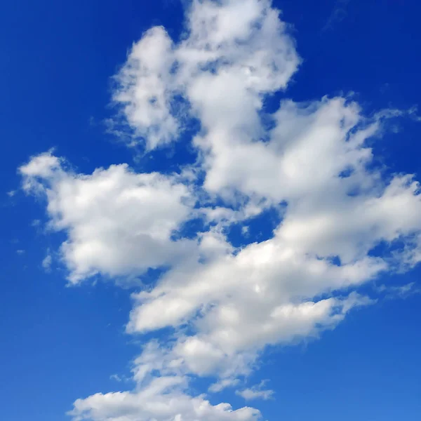 Mavi gökyüzü arka plan üzerinde beyaz cirrus bulutlar