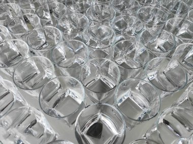 Masada bir sürü boş, temiz bardak var. Arkaplan, doku