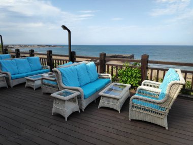 Deniz kenarındaki restoranda bir masa..