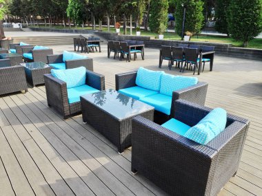 Deniz kenarındaki restoranda bir masa..