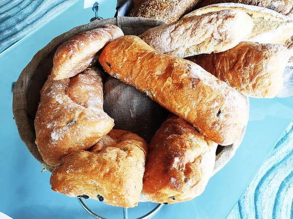 Weißes Schwarzes Graues Brot Verschiedenen Sorten Auf Dem Tisch — Stockfoto