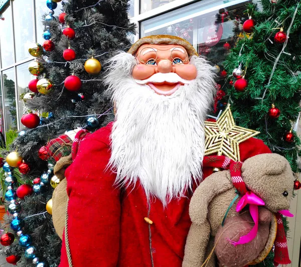 Portret Van Kerstman Met Geschenken Achtergrond Van Een Kerstboom Kerstavond — Stockfoto