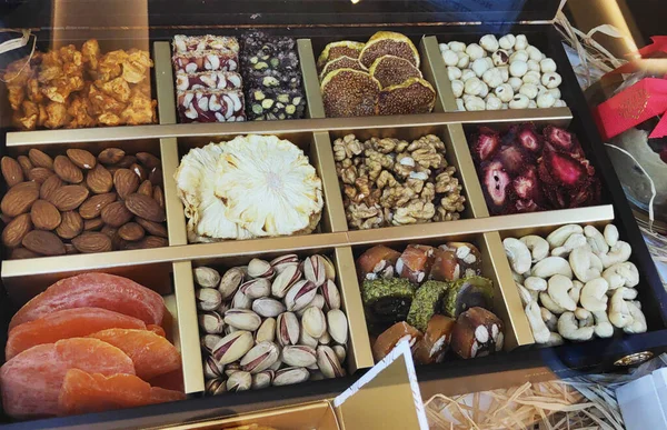 Různé Orientální Turecké Ořechy Sladkosti Dřevěné Krabici Výloze Obchodu — Stock fotografie
