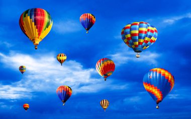 renkli sıcak hava balonları mavi gökyüzü.