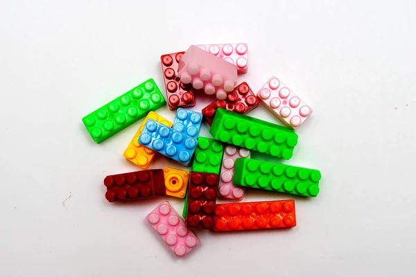 Игрушки красочные пластиковые блоки изолированы на белом фоне — стоковое фото