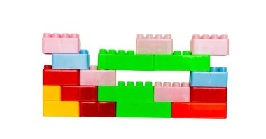 Beyaz arka plan üzerinde izole oyuncak renkli plastik blokları