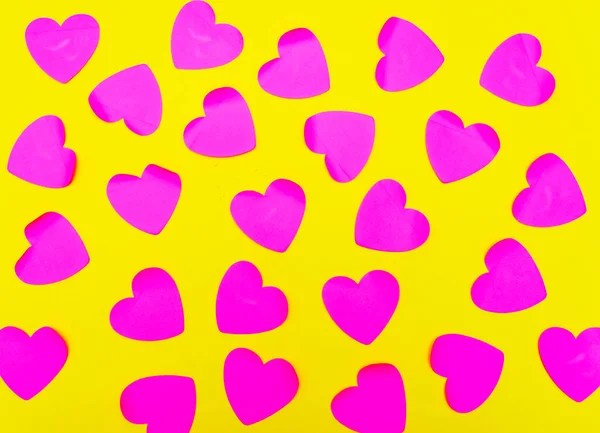 Rote Herzen auf gelbem Hintergrund. Der Blick von oben. Muster. Valentinstag. Hintergrund: Textur — Stockfoto