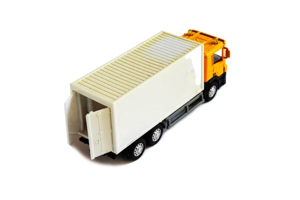 Um semi-caminhão amarelo com um reboque branco anexado. Isolado sobre um fundo branco. — Fotografia de Stock