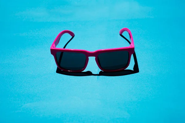 Růžové sluneční brýle vzor na pastelové pozadí. Minimální letní koncept. Izometrický tisk. — Stock fotografie