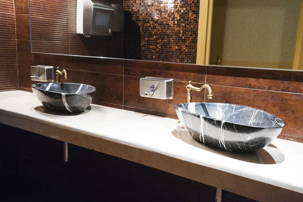 Negro hermoso lavabo de mármol con grifo de hierro fundido en el baño — Foto de Stock