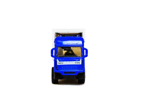 Um semi-reboque azul com um reboque branco. Isolado sobre um fundo branco. Mais carros pesados. Conceitos de transporte — Fotografia de Stock