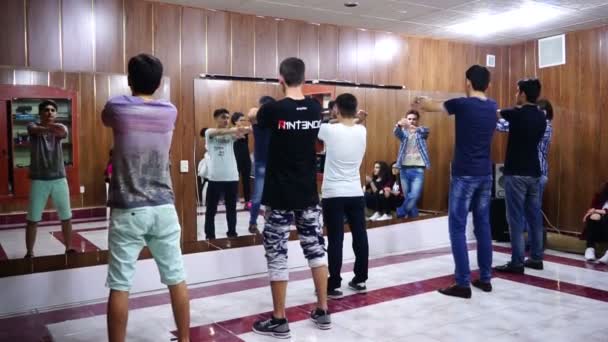 Baku,Azerbaijan-11 may 2018 : Cheerful teens practicing dance, stretching with young male trainer in dance hall — Wideo stockowe
