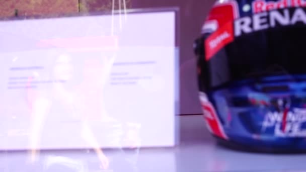 BAKU, AZERBAIJAN - MAJ 25 2016: Modele kasków kierowców F1 ze znacznikami cenowymi wyświetlanymi w stoisku z towarami podczas weekendu Grand Prix Monako Formuły 1 . — Wideo stockowe