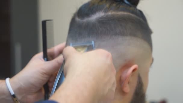 Крупним планом чоловіків стрижка з clipper в перукарні. Стрижка чоловіків перукарні. Чоловіки перукарень. Перукарня ріже клієнтської машини для стрижки. — стокове відео