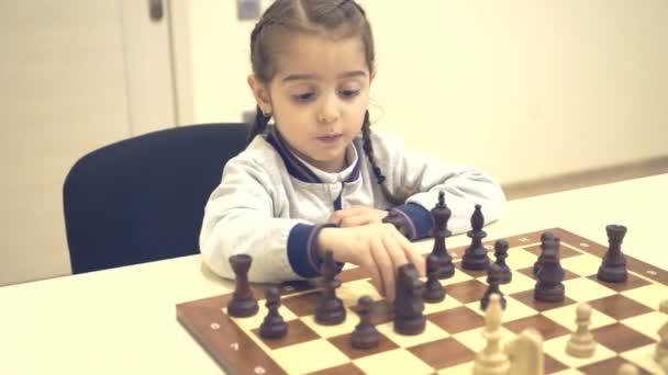 Baku,Azerbaijani, 16 may 2019 : Little girls play chess in a chess school. — Vídeos de Stock