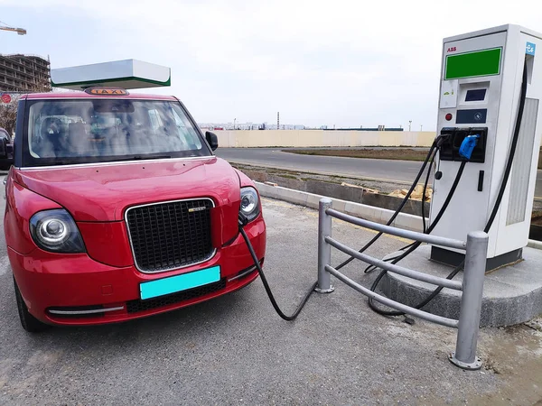 Baku, Azerbaijan-2 march,2022 : Close up view of parked electric car, vehicle connected to charging station — Fotografia de Stock