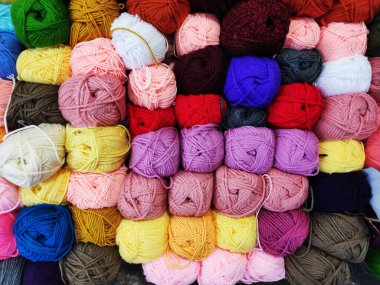 Örgü örmek için topun içinde çok renkli yün iplikler, dikiş, örgü ve dikiş konsepti