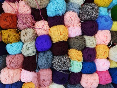 Örgü örmek için topun içinde çok renkli yün iplikler, dikiş, örgü ve dikiş konsepti