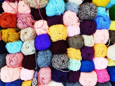 Örgü örmek için topun içinde çok renkli yün iplikler, dikiş, örgü ve dikiş konsepti