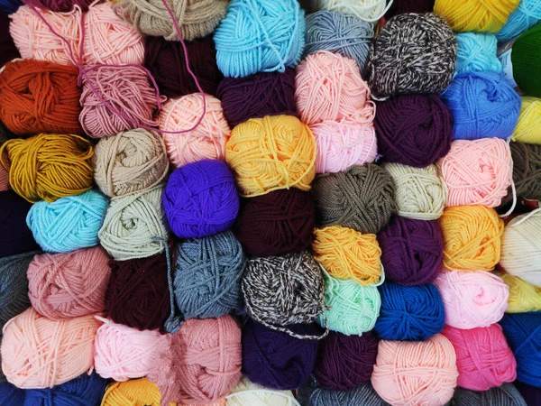 Örgü örmek için topun içinde çok renkli yün iplikler, dikiş, örgü ve dikiş konsepti