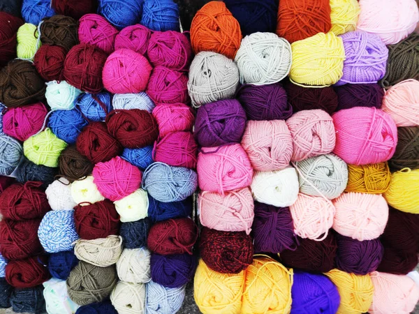 Разноцветные шерстяные нити в шаре для вязания крупным планом, концепция шитья, вязания и рукоделия — стоковое фото