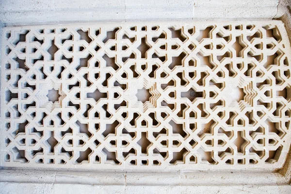 窓に東洋の装飾が施された古代の背景 窓の上の木製フレーム トルコの建築の伝統的なアラビアスタイル — ストック写真