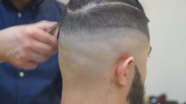 Közelkép a fodrászatban clipper férfi fodrász. Hajvágás férfi fodrászatban. Férfi fodrászat. Fodrász csökkenti az ügyfélgépnek haircut. — Stock videók