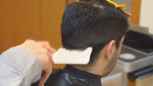 Közelkép a fodrászatban clipper férfi fodrász. Hajvágás férfi fodrászatban. Férfi fodrászat. Fodrász csökkenti az ügyfélgépnek haircut. — Stock videók
